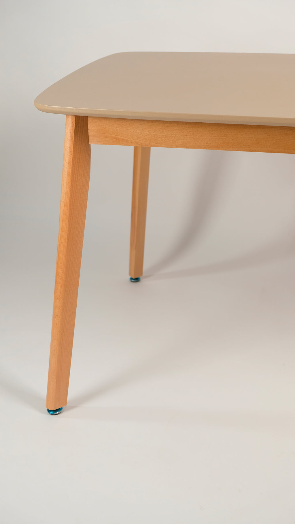 table scandinave en bois hetre