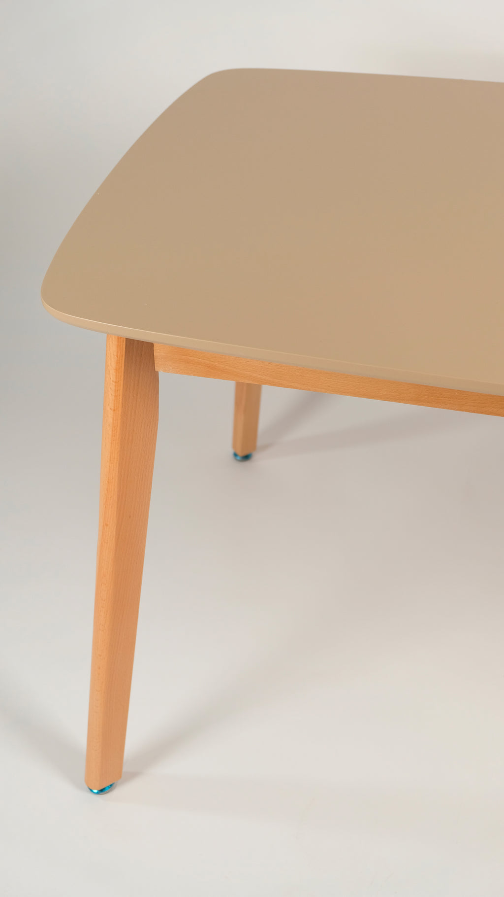 table scandinave en bois hetre