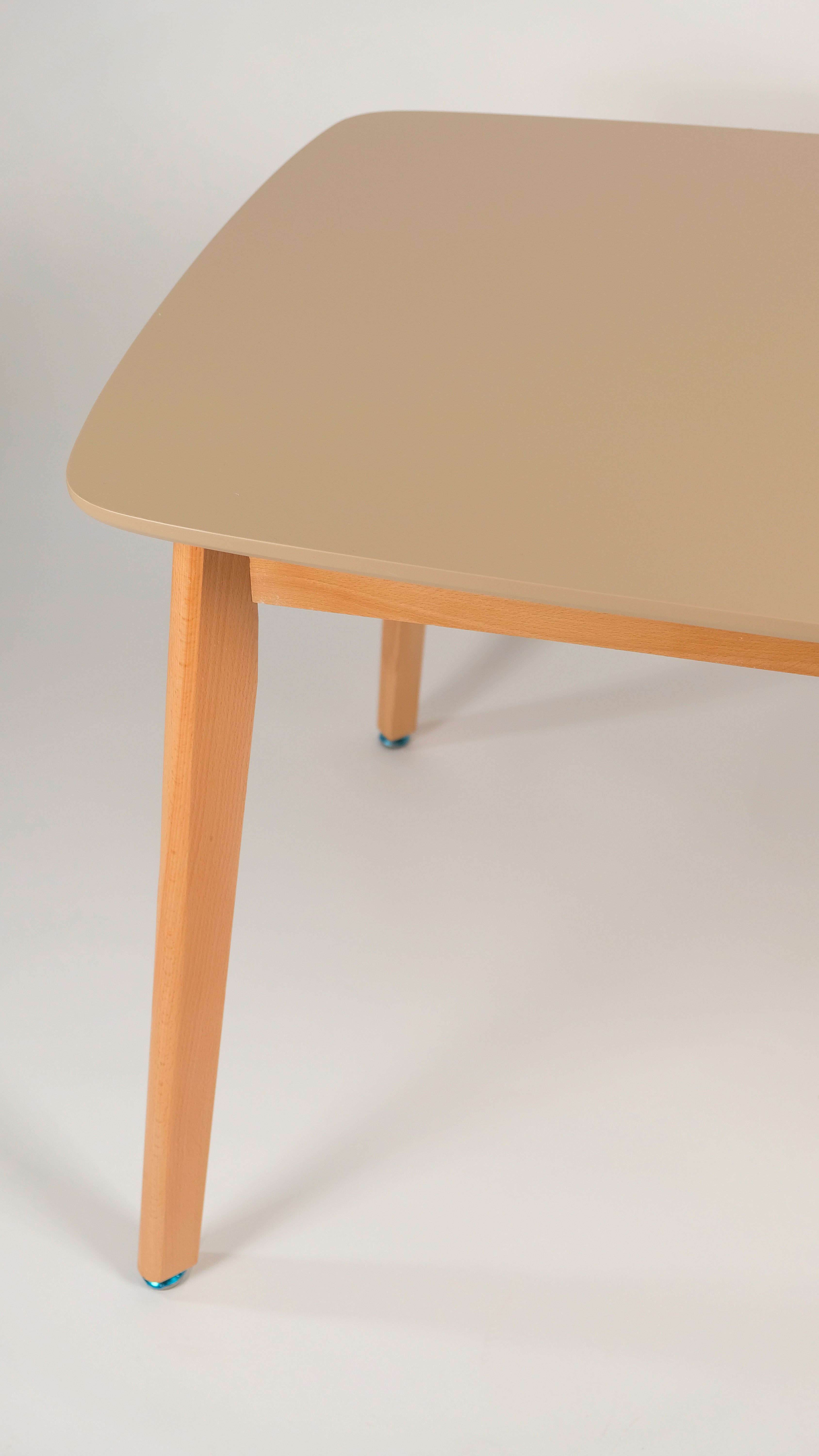 table scandinave en bois hetre