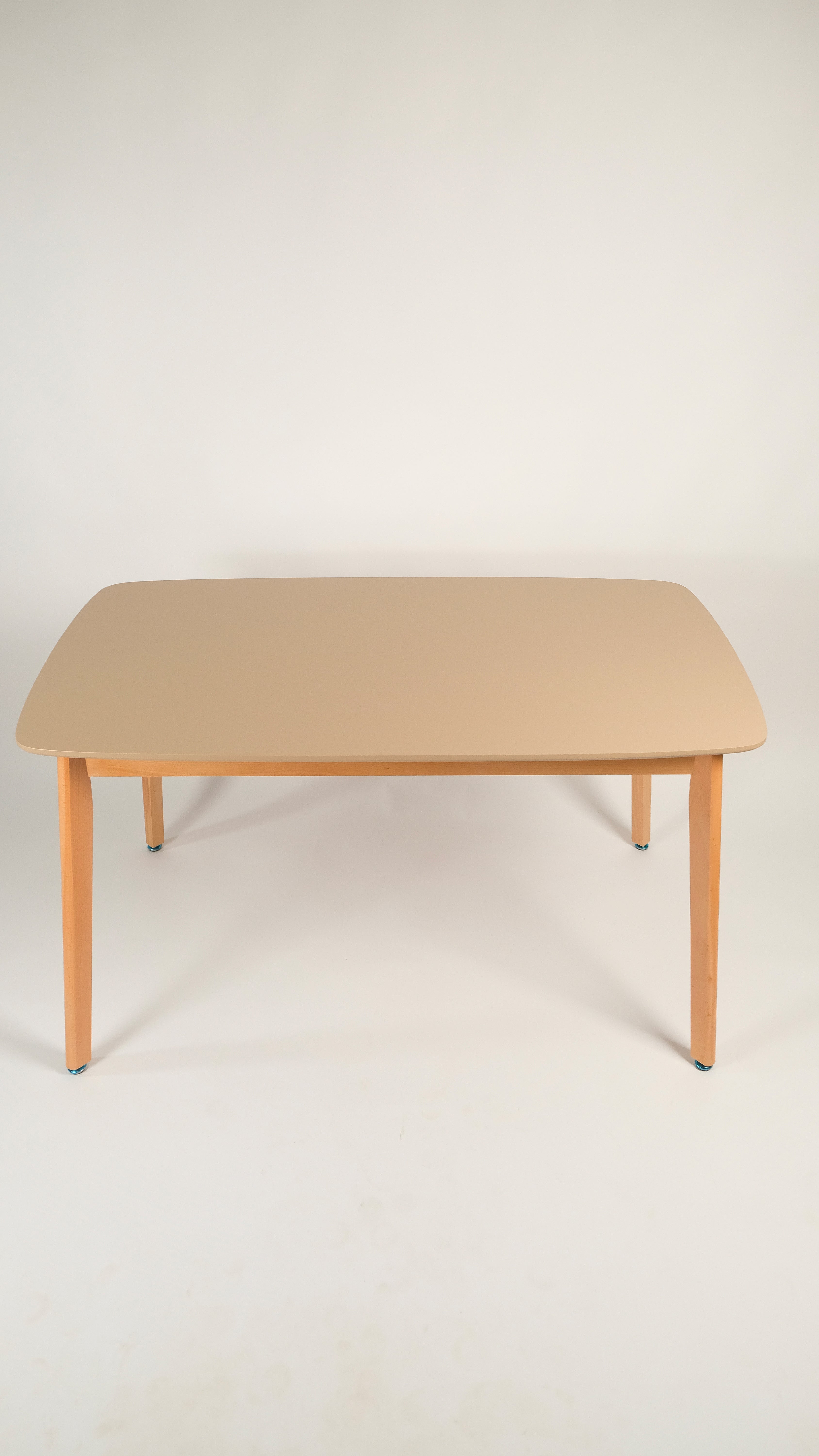 table scandinave en bois hetre